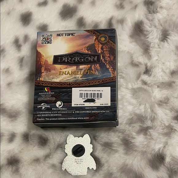 HTTYD Toothless Enamel Pin - Picture 2 of 2